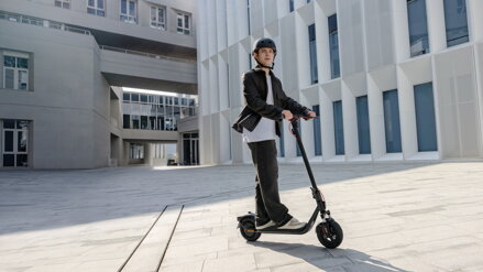 F2 E II Ninebot eKickScooter Powered by Segway