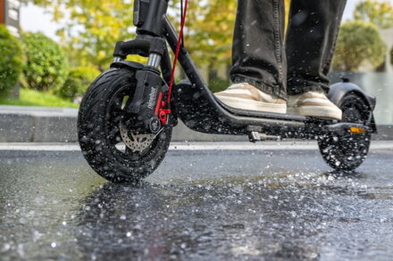 F2 E II Ninebot eKickScooter Powered by Segway
